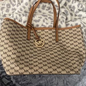 Micheal Kors medium size purse